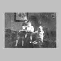 011-0218 Schloesschen-Cremitten im Maerz 1940. Marie-Erika von Frantzius mit Wolf-Dietrich, Eckhard und Ruediger.jpg